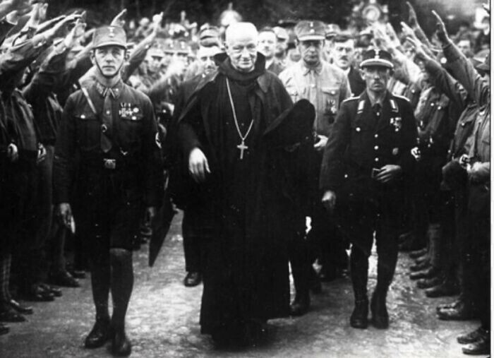 Католическая церковь с солдатами Третьего рейха