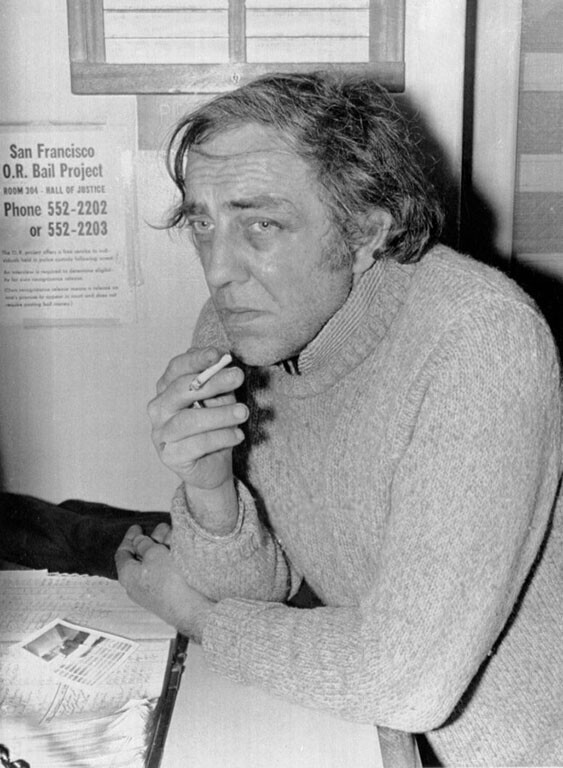 14 декабря 1972 года. Американский драматург и сценарист Норман С. Векслер в полицейском участке, после того, как его арестовали и обвинили во вмешательстве в работу экипажа самолета и жестоком обращении со стюардессой.