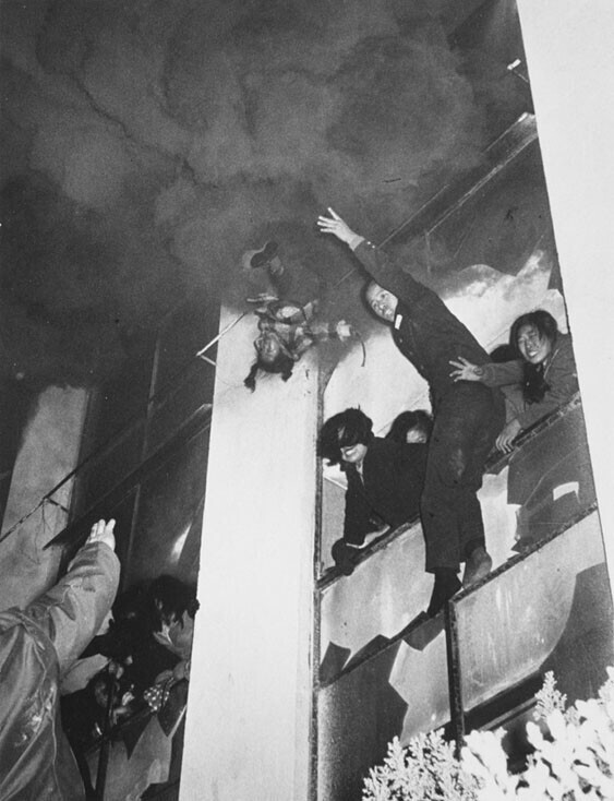 2 декабря 1972 года. Сеул, пожар в концертном зале. Мужчина бросает 6-летнюю девочку пожарным. Девочка спаслась, в пожаре погибло 50 человек.