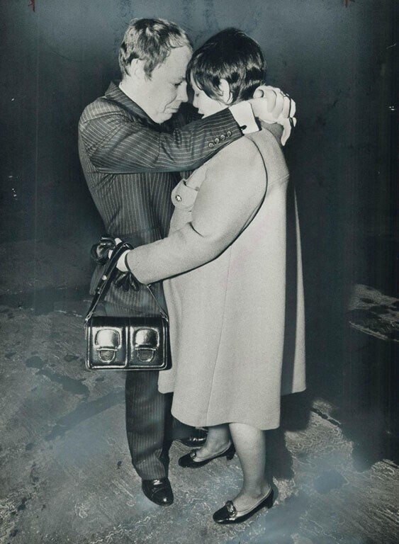 4 декабря 1972 года. Новоизбранный мэр Торонто Дэвид Кромби и его жена Ширли обнимаются после того, как узнают о победе. Фото Graham Bezant.
