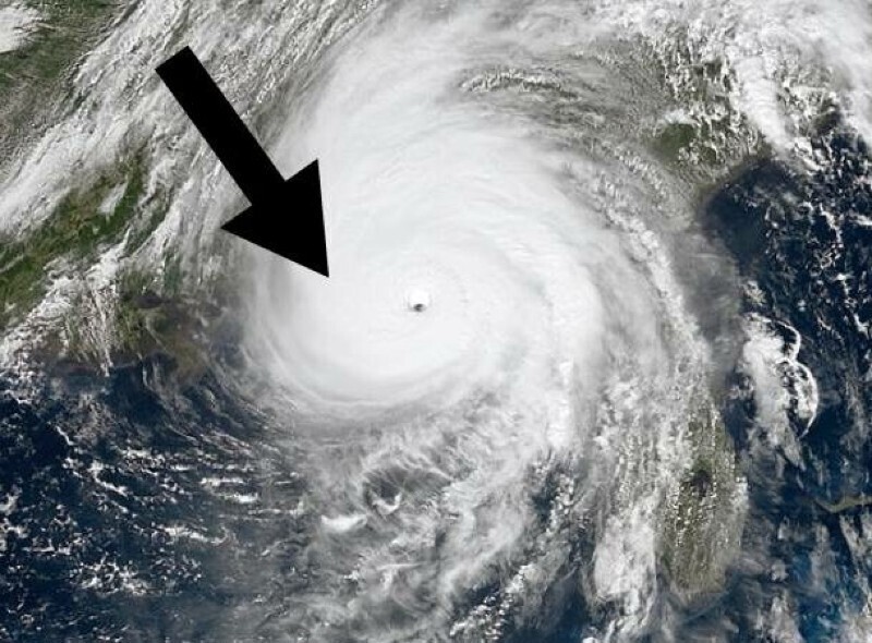 На правой стороне урагана всегда самые сильные ветры, грозы и штормовые волны - поэтому её называют "грязной" и "плохой" стороной