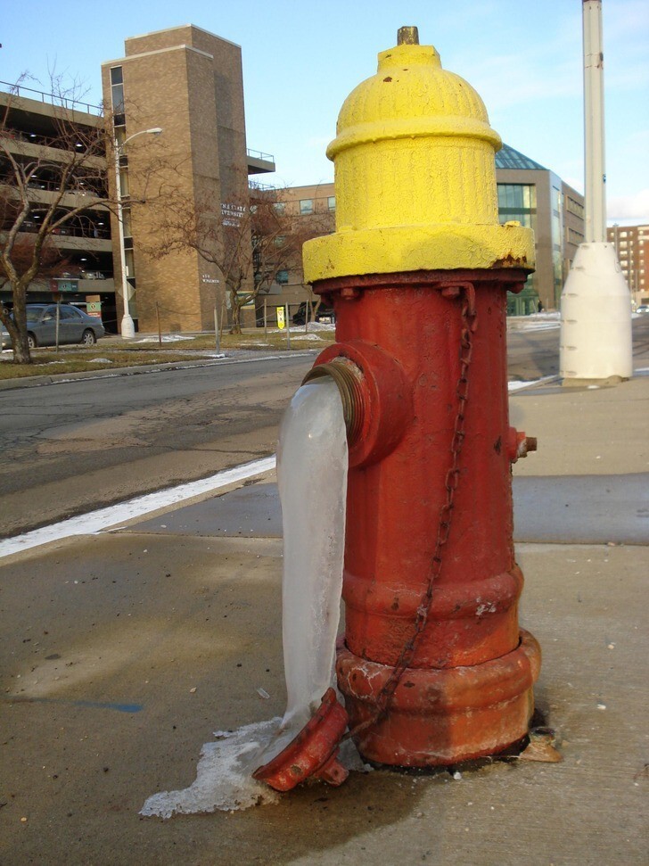 25. "Замерзший пожарный гидрант в Детройте пару зим назад"