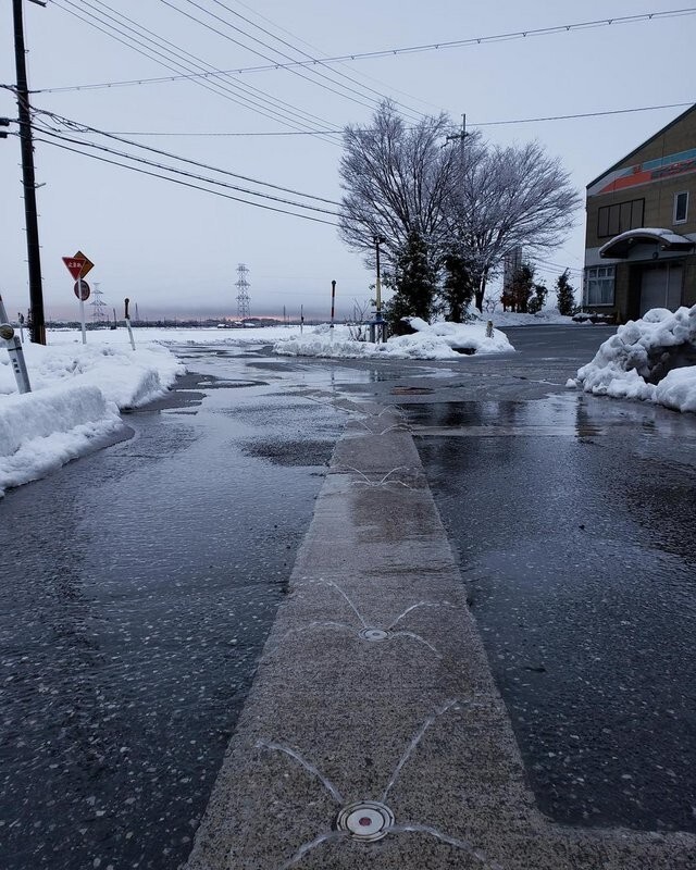 17. В Японии используют спринклеры, которые разбрызгивают теплую подземную воду на дороги, чтобы растопить снег