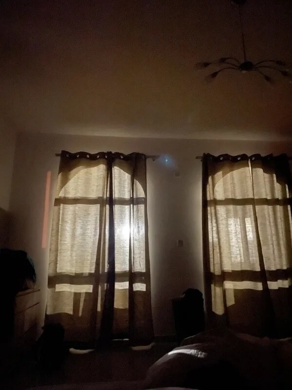 6. "В дом перед нами въехали новые соседи. У них все время включен этот свет. Вот как выглядят окна в нашей спальне в 2 часа ночи, вид из кровати"