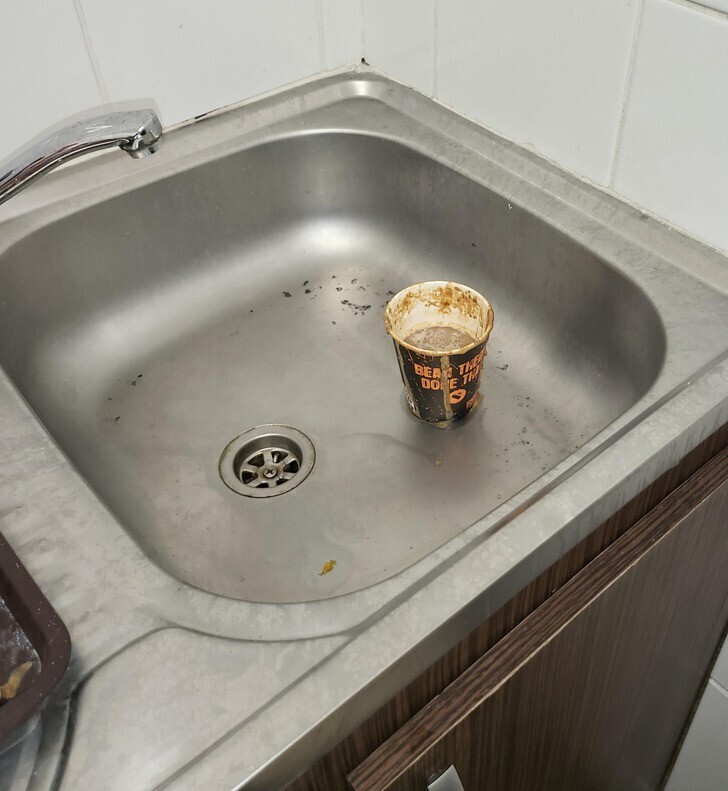 "Кто-то на работе оставил стаканчик с кофе в раковине.."