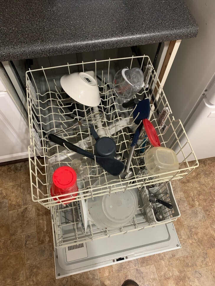 Вот в каком виде кто-то запускает посудомоечную машину - просто после еды