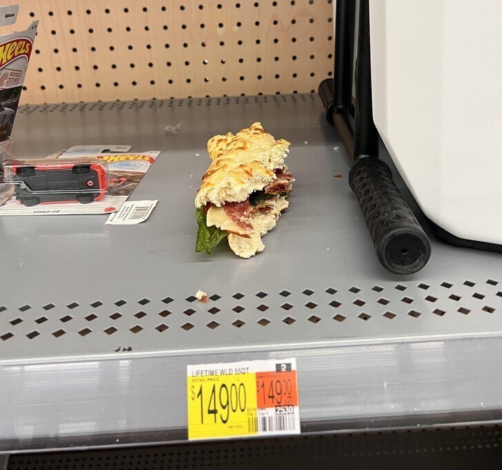 Кто-то оставил сэндвич на полке в магазине. Было лень донести до мусорки..