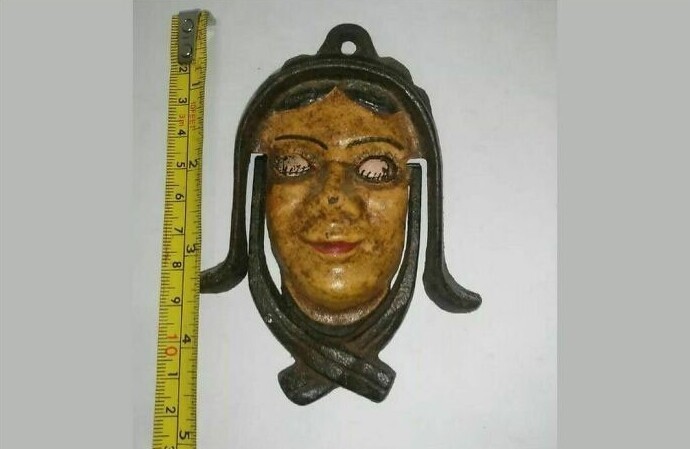 Дверная ручка в виде маски женщины-амиша, $19,95