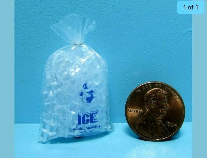 Игрушечные кубики льда для кукольного дома (монета - для масштаба), $3,14
