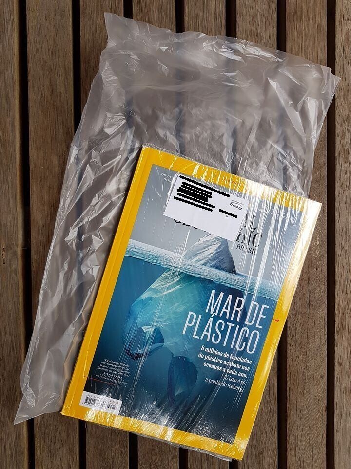 Книга о вреде пластика упакована в несколько слоев пластика