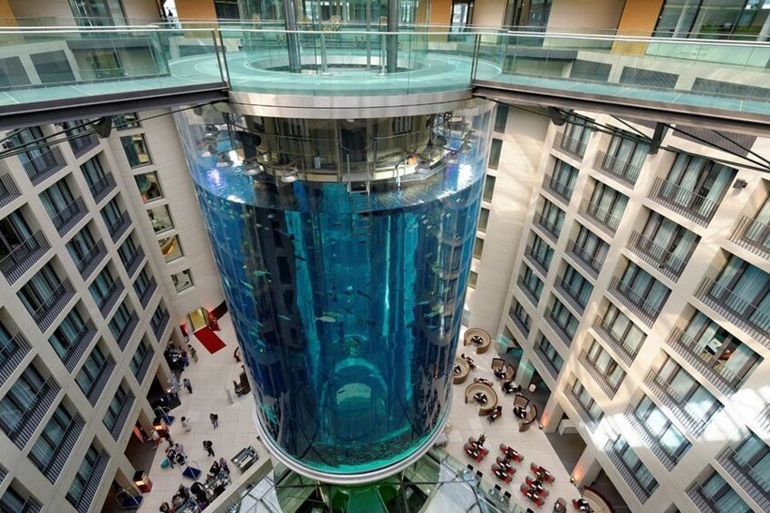 В Берлине лопнул самый большой в мире цилиндрический аквариум на 1 млн литров воды