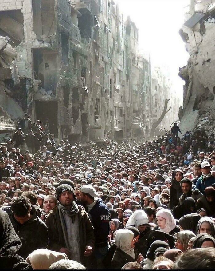 4. Сирийцы в лагере Аль-Ярмук ждут помощи
