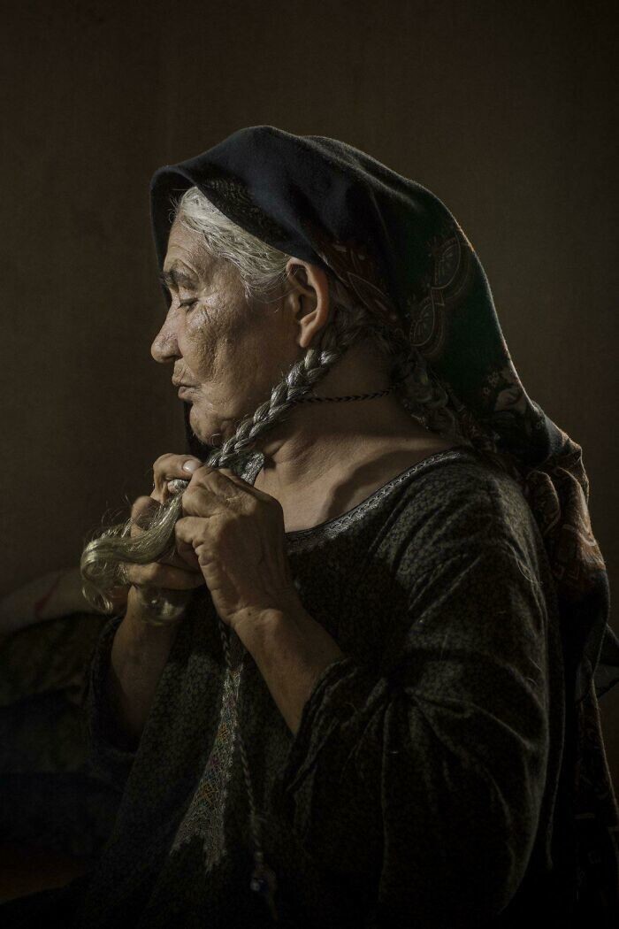 7. Туркменская женщина заплетает волосы