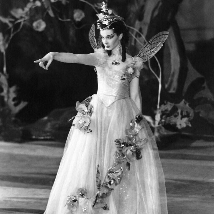 12. Вивьен Ли в роли Титании в шекспировском «Сне в летнюю ночь» в театре Олд Вик, Лондон, 1937 год