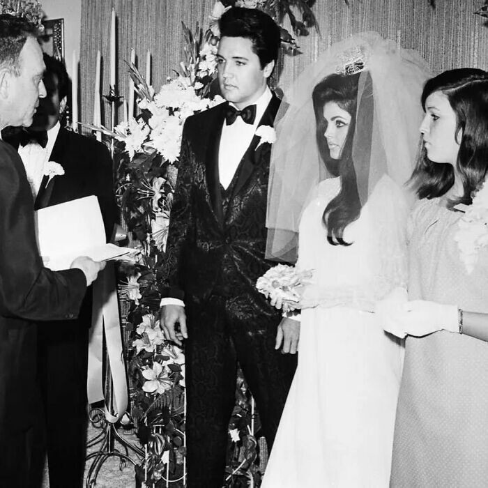 29. Элвис Пресли и Присцилла Болье во время свадебной церемонии в отеле "Аладдин" в Лас-Вегасе, 1 мая 1967 года