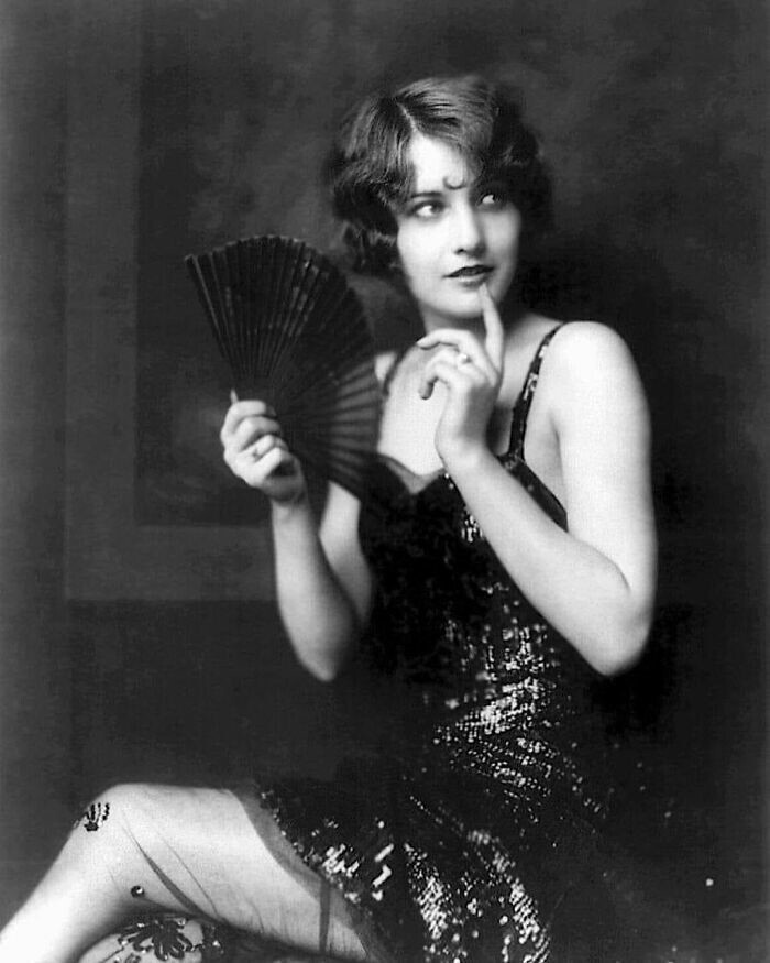 20. 16-летняя Руби Стивенс (более известная как Барбара Стэнвик), когда работала "девушкой Зигфелда", 1924 год