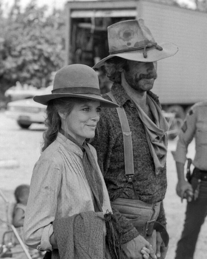 2. Кэтрин Росс и Сэм Эллиотт держатся за руки между дублями на съемках "Всадников тени", 1982 год. Актеры женаты с 1984 года