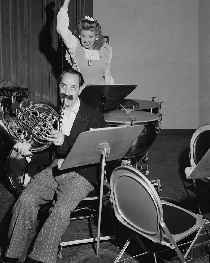9. Граучо Маркс и Люсиль Болл дурачатся в студии радиостанции KNX, 1945 год