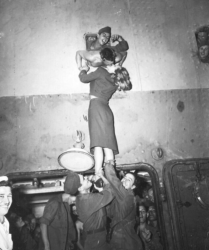 10. Марлен Дитрих целует солдата а борту авианосца «Монтичелло», Нью-Йорк, 1945 год. Фото Ирвинга Хабермана