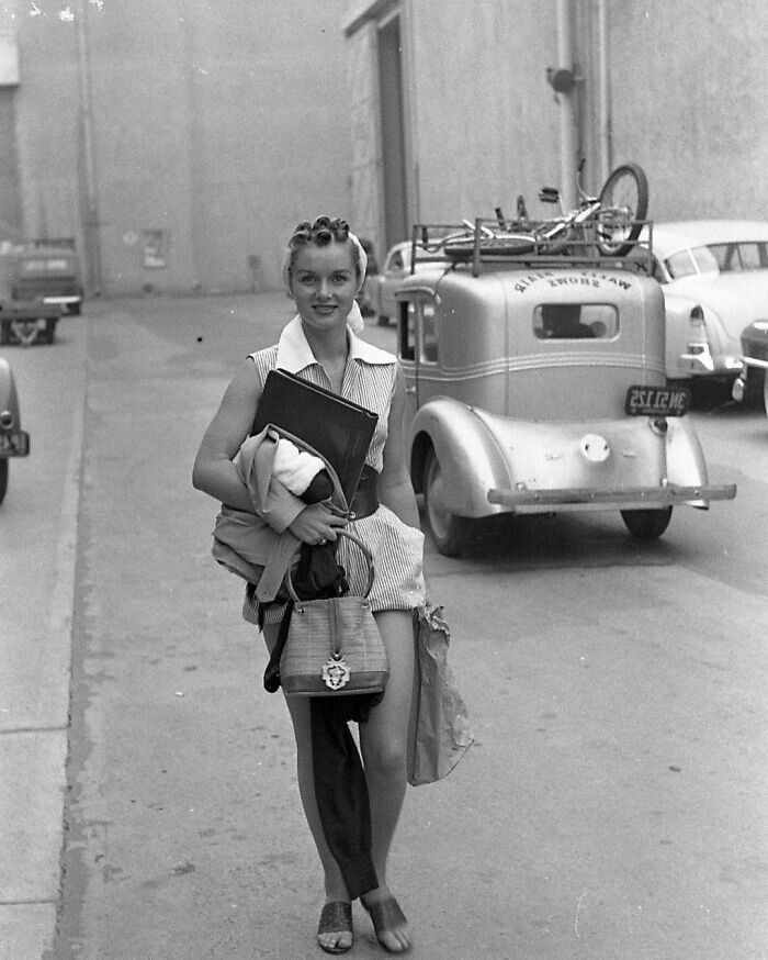 11. Дебби Рейнольдс, новичок в Голливуде, прибывает на киностудию Warner Bros., 1948 год