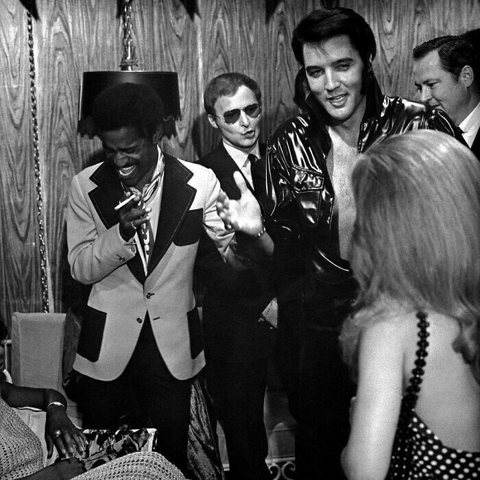 13. Сэмми Дэвис-младший навещает Элвиса Пресли за кулисами в отеле Showroom International в Лас-Вегасе, 1970 год