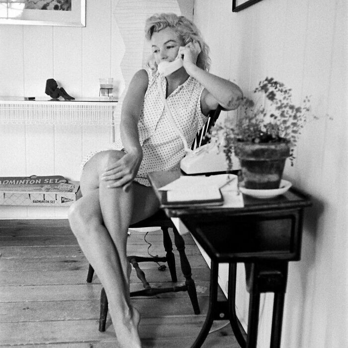 18. Мэрилин Монро разговаривает по телефону в своем доме в Амагансетте, Нью-Йорк, 1957 год. Фото Сэма Шоу