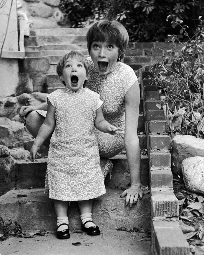 4. Ширли Маклейн с дочерью Сачи, 1959 год