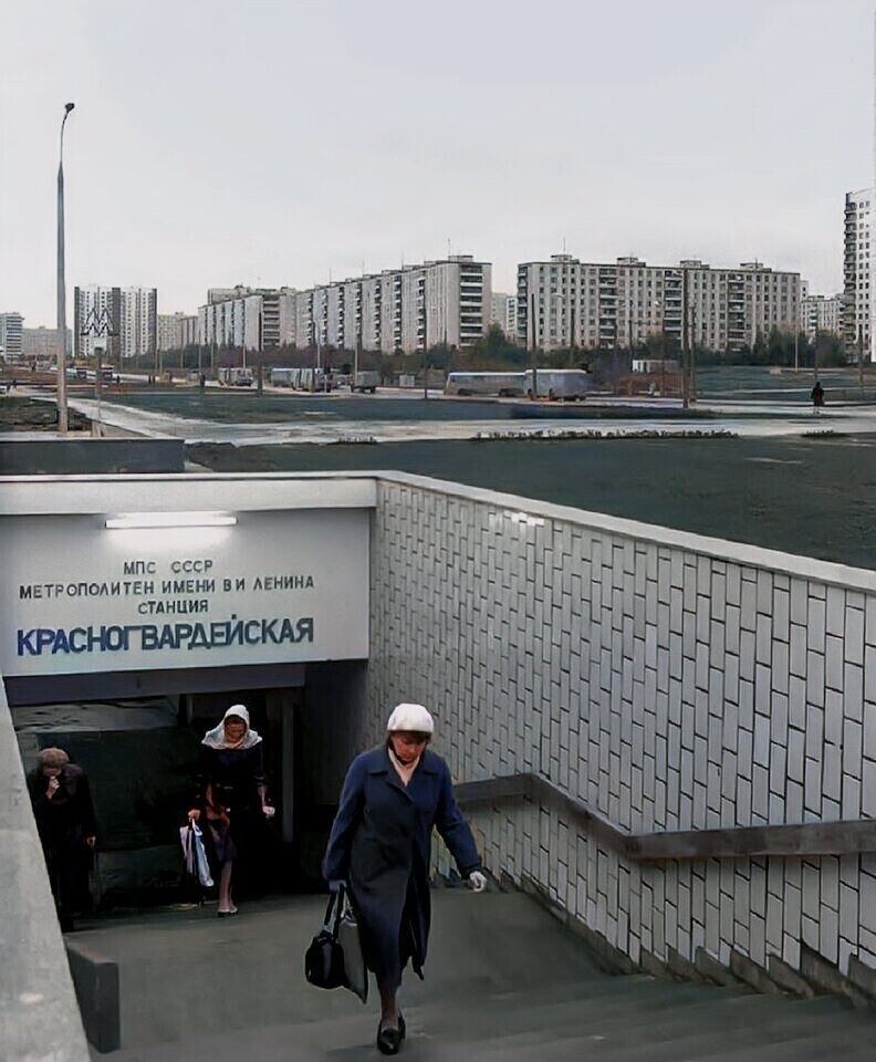 Вход на станцию метро "Красногвардейская", 1985 год.  Район: Зябликово.