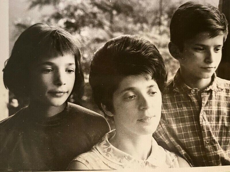 Вера Глаголева со своей мамой Галиной Наумовной и старшим братом Борисом, 1960-е годы