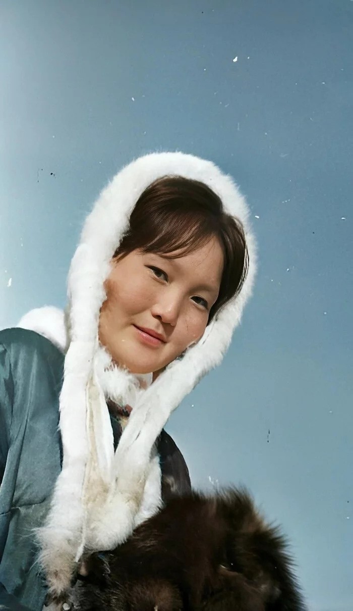 Портрет девушки в национальной одежде.  г. Якутск, 1960-е