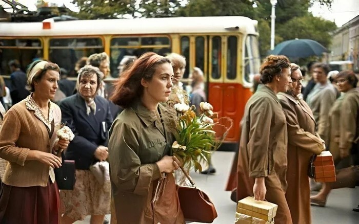 Девушка с букетом  Ленинград, Невский проспект, 1965 год.