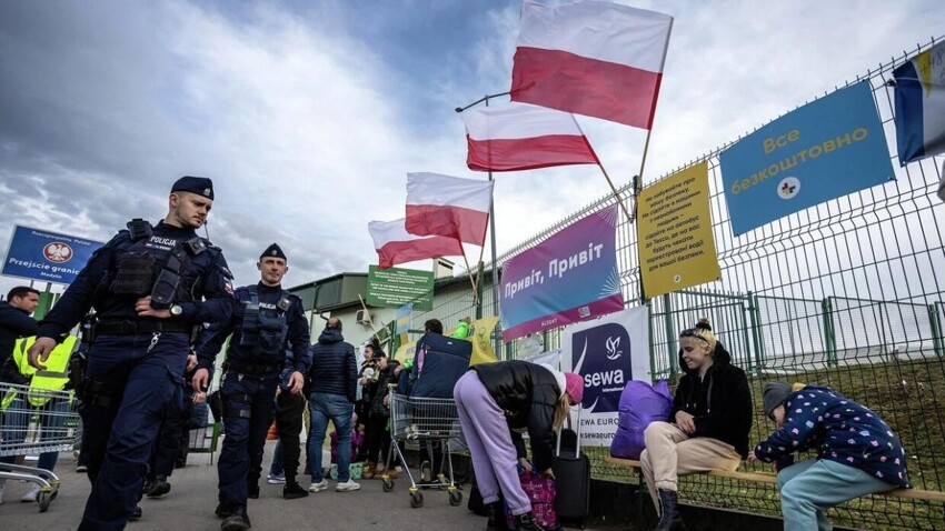 Платите за себя сами: Сейм Польши лишил украинских беженцев большинства льгот