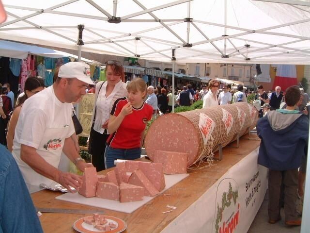 Мортаделла – большая и вкусная колбаса из Италии