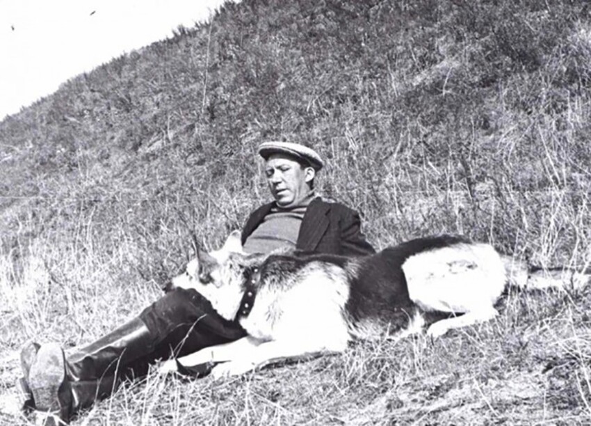 Юрий Никулин во время съемок фильма «Ко мне, Мухтар!», 1964 год