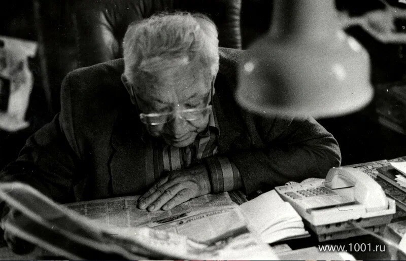 Юрий Владимирович в рабочем кабинете читает газету «Московский комсомолец», 1996 год