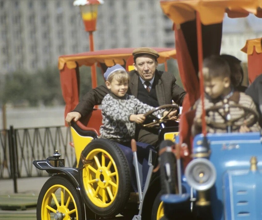 Юрий Никулин с детьми в Центральном парке культуры и отдыха имени А.М. Горького, 1972 год