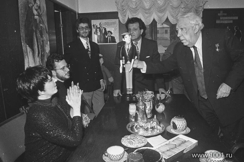 Юрий Владимирович вручает Лайзе Минелли пластмассового Никулина, 1980-е годы