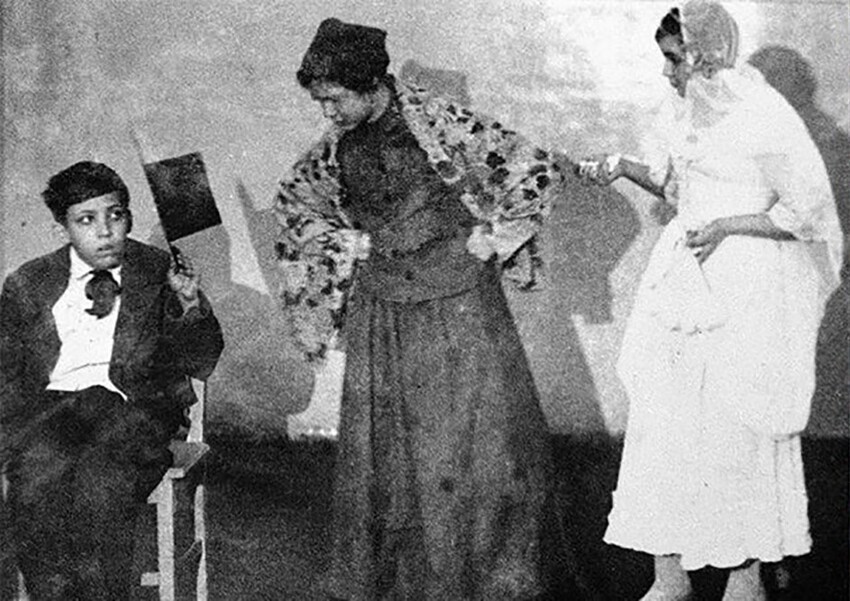 Юрий Никулин во время выступления школьного драматического кружка, 1935 год