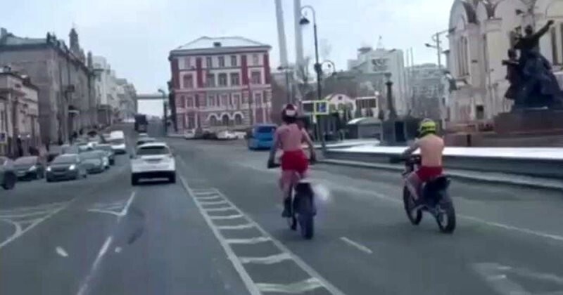 Тупой и ещё тупее: полуголых мотоциклистов заметили во Владивостоке