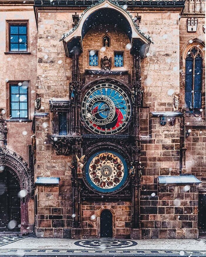 37. Пражские куранты, установленные в 1410 году. Третьи по возрасту астрономические часы в мире и старейшие из всех, что до сих пор работают