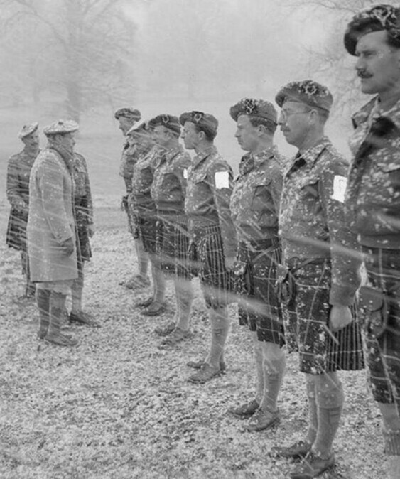 Король Британии и Северной Ирландии Георг VI инспектирует офицеров 5-го батальона шотландской легкой горной пехоты во время снежной бури в Горхамбури–парке в Хартфордшире. 29 февраля 1944 года