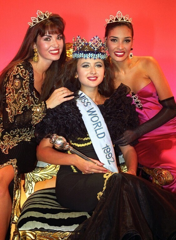 «Мисс мира – 1992» 18-летняя Юлия Курочкина сидит в центре рядом с Клэр Смит «Мисс Великобритания» и Фрэнсис Гаго «Мисс Венесуэла», 12 декабря 1992 год