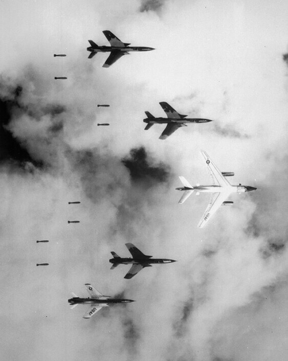 Американские бомбардировщик B-66 и четыре F-105 Thunderchief сбрасывают бомбы на Северный Вьетнам, 1966 год