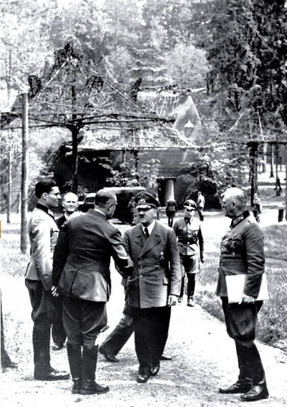 Клаус фон Штауффенберг (крайний слева) встречает Гитлера за 5 дней до попытки покушения на него, июль 1944 года.