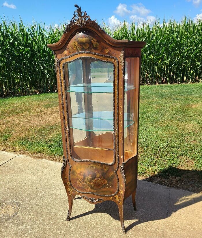 9. "Этот старинный французский шкаф с ручной росписью 1890-х годов был частью «хлама», который меня наняли вывезти из дома"