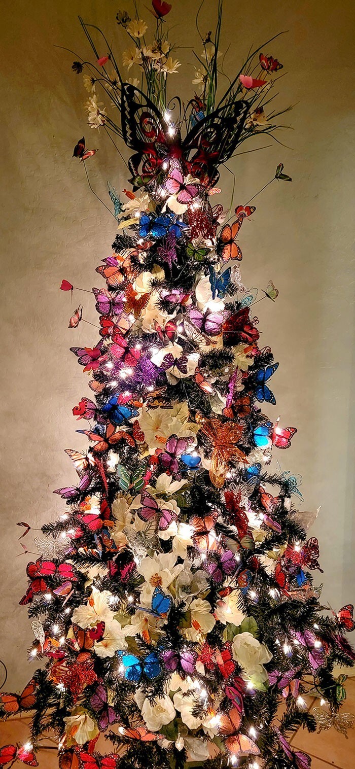 4. "Моя новогодняя елка в этом году. Я ждала 10 лет, чтобы ее поставить. Большинство бабочек сделаны мной. Очень довольна результатом"