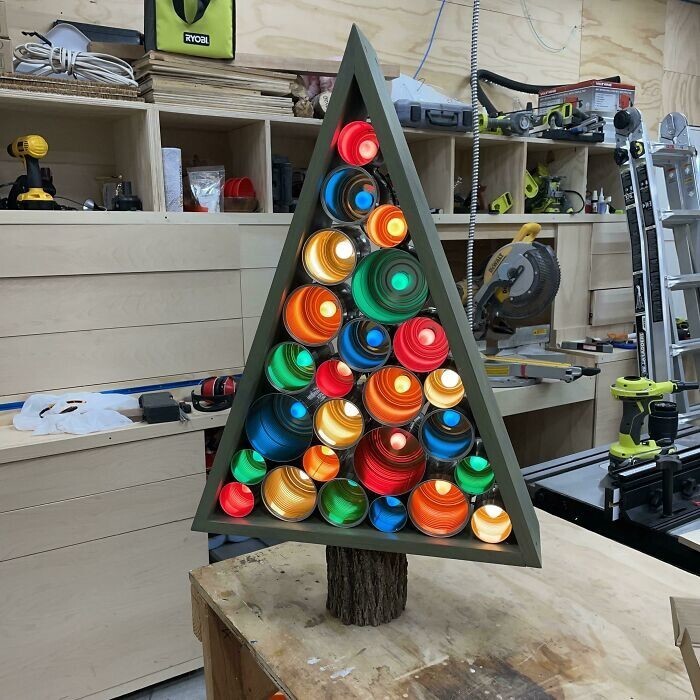 5. "Я сделал эту новогоднюю елку из жестяных банок, простой сосны и ветки дерева для ствола. Доволен тем, что получилось"