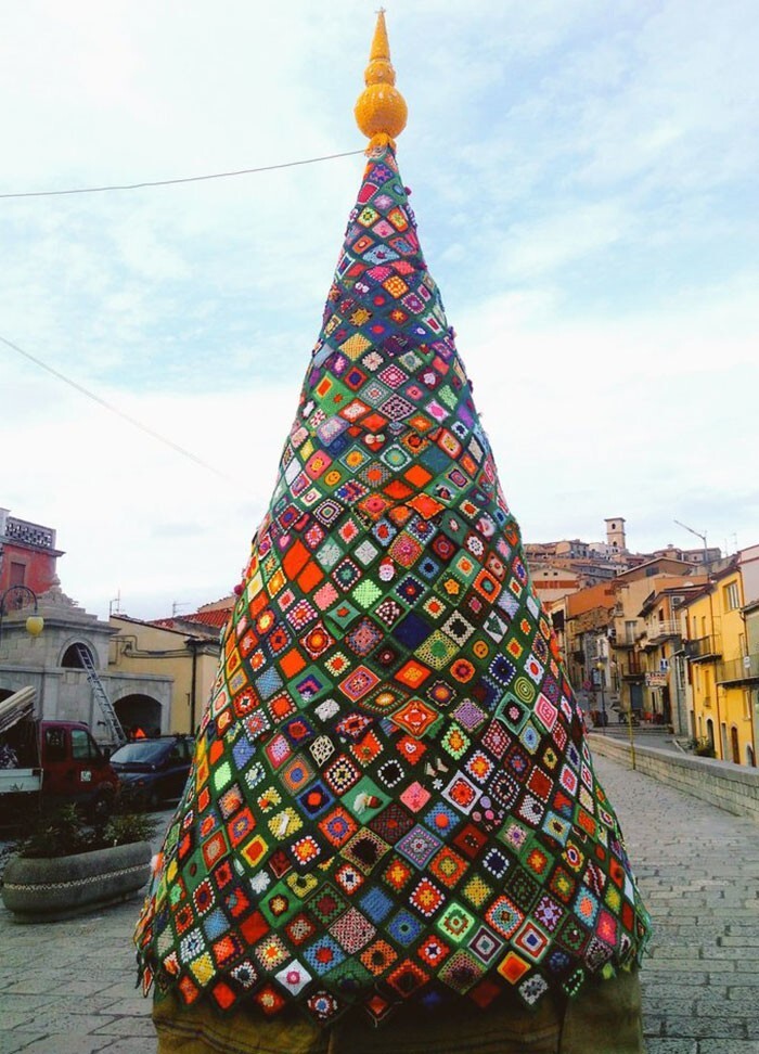 11. 6-метровая елка в Тривенто, Италия, сделанная из 1300 связанных крючком лоскутов