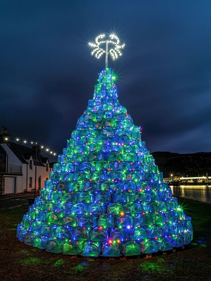 13. Рождественская елка шотландского города Аллапула сделана примерно из 400 садков для рыбы в честь тесной связи города с морем.