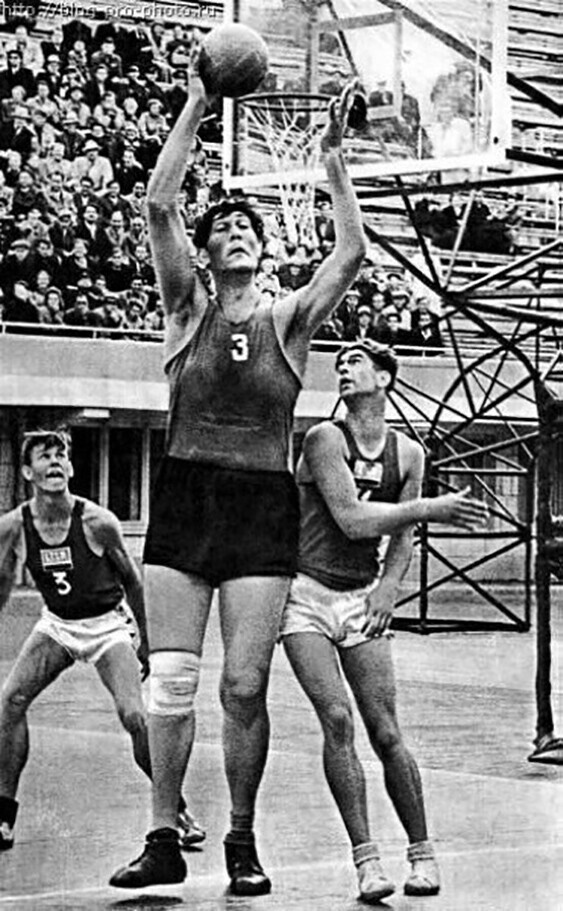 Увайс Мажидович Ахтаев чеченский баскетболист забивает мяч. Увайс один из самых высоких баскетболистов в истории, его рост был равен 236 см, а вес по разным данным 160-200 кг